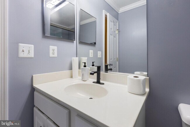 Building Photo - 434 Clayton Ln