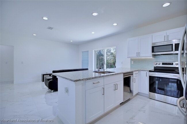 Building Photo - 827 Renault Ave