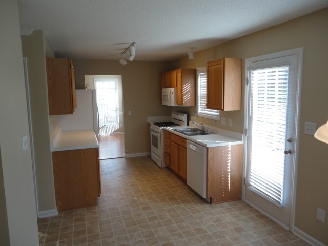 Building Photo - 817 Northwood Hills Ave