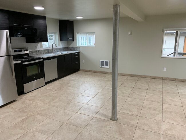 New stainless appliances! - 1924 SE 139th Ave