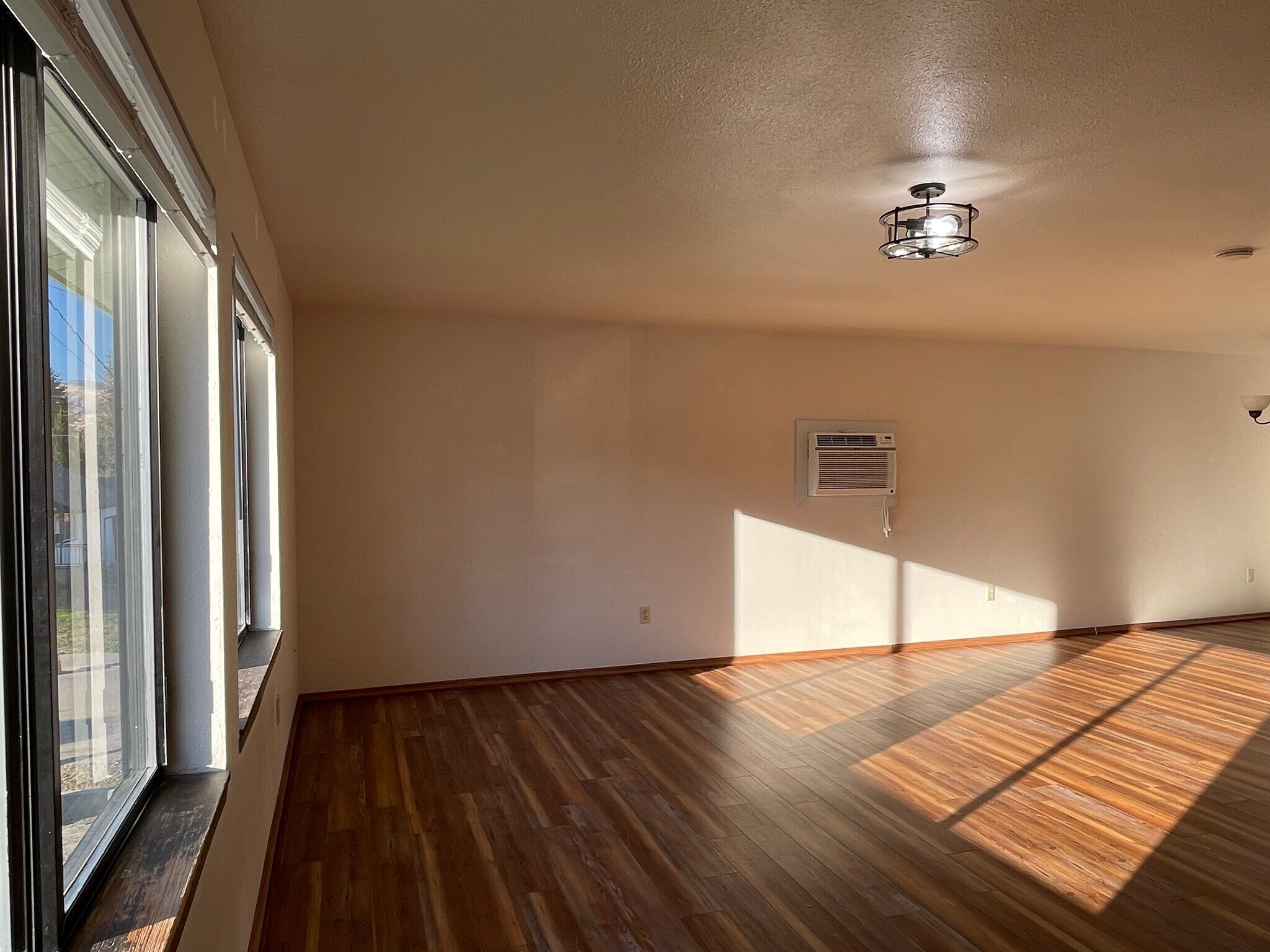 Building Photo - 609 Princeton Ave N