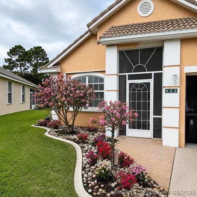Building Photo - 822 NW Sorrento Ln