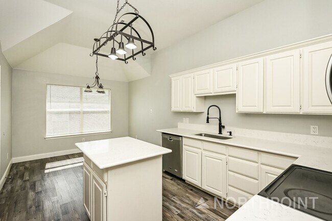 Building Photo - 3 BR/2BA & Den | Single Family Home | 2-Car Garage | Fenced backyard