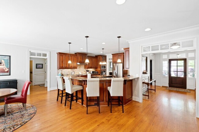 Building Photo - Elegant 5 bedroom home in Bedford!
