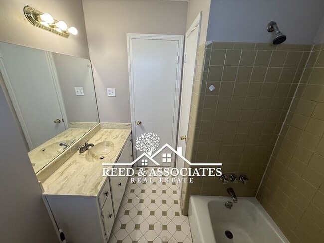 Building Photo - 3 Bedroom Located Near Kirby High School