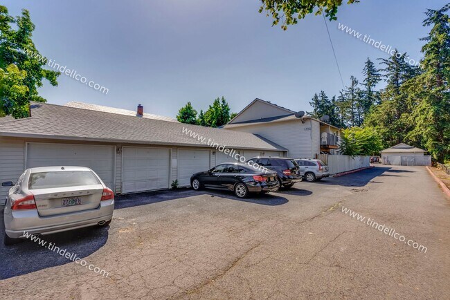 Building Photo - Spacious Pet-Friendly Ground Level Unit w/ Parking Included!