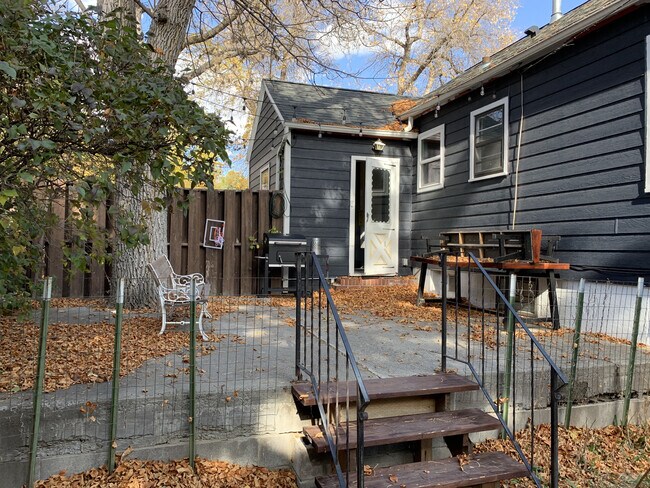 Building Photo - 722 Lewis Ave