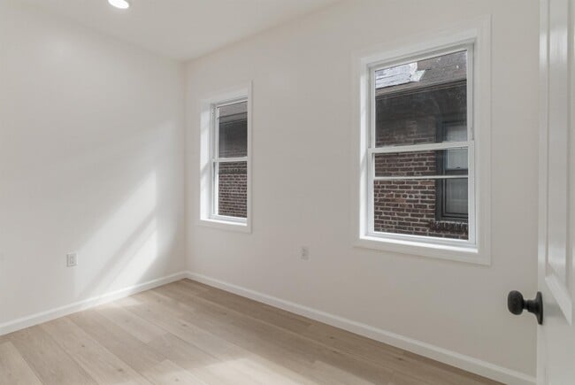 Building Photo - 709 Grand Ave