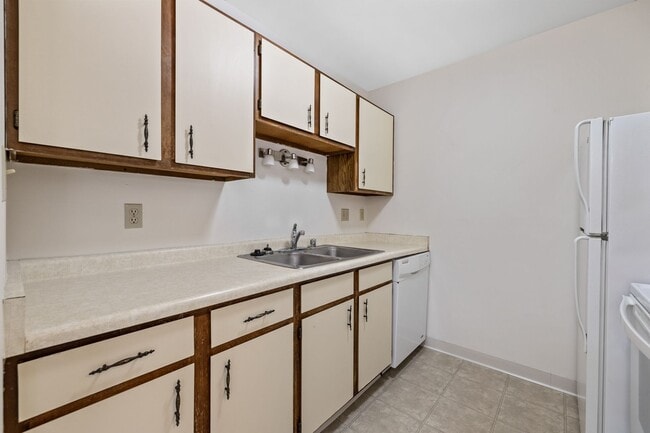 Building Photo - Upper 2 Bedroom 1.5 Bathroom Apartment  Available