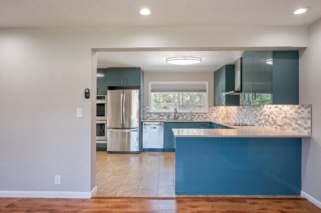 Building Photo - 3661 Slopeview Dr