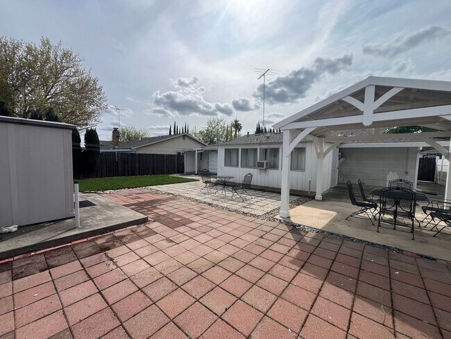 Building Photo - Spacious 3 bed 1 bath plus bonus room! Pet friendly with nice size back yard