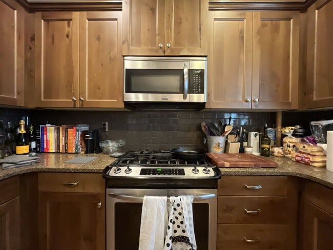 Building Photo - Bright and Modern North Portland Living with Three Bedrooms, Laundry Room & Attached Garage