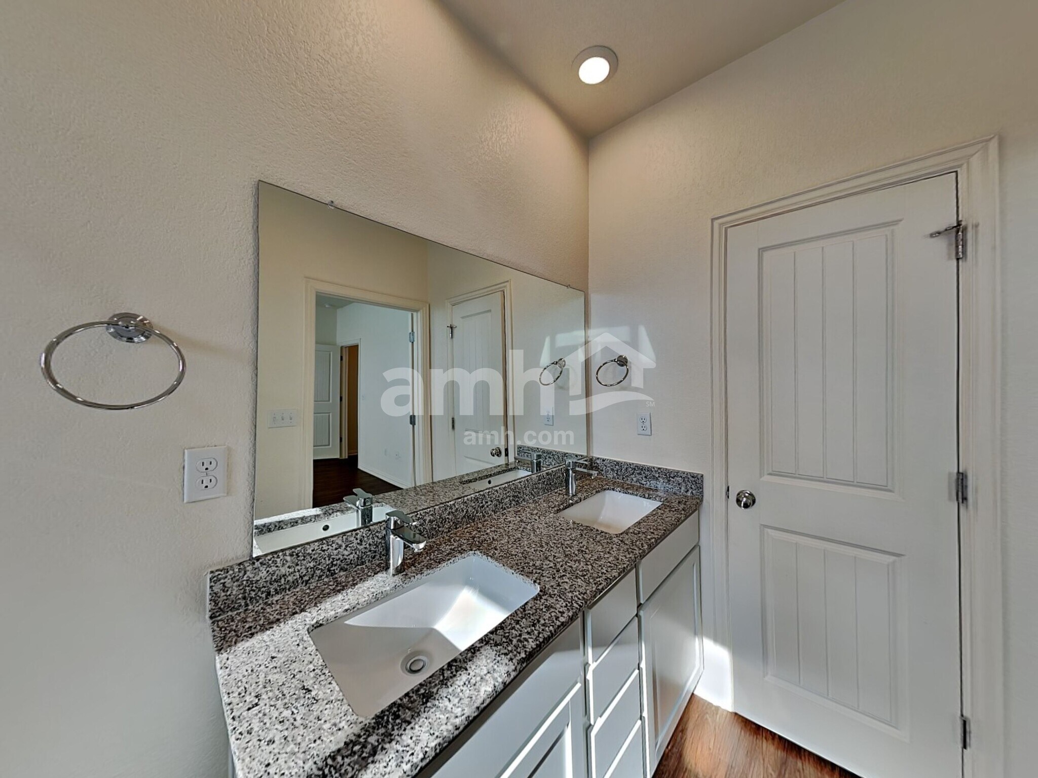 Building Photo - 421 Pebble Bend