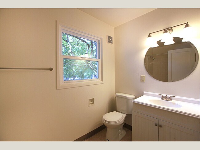 Building Photo - Inviting Three-Bedroom Townhome in Peaceful Cedar Hills Setting!