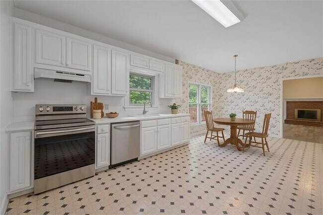 Building Photo - 219 Deerhill Dr