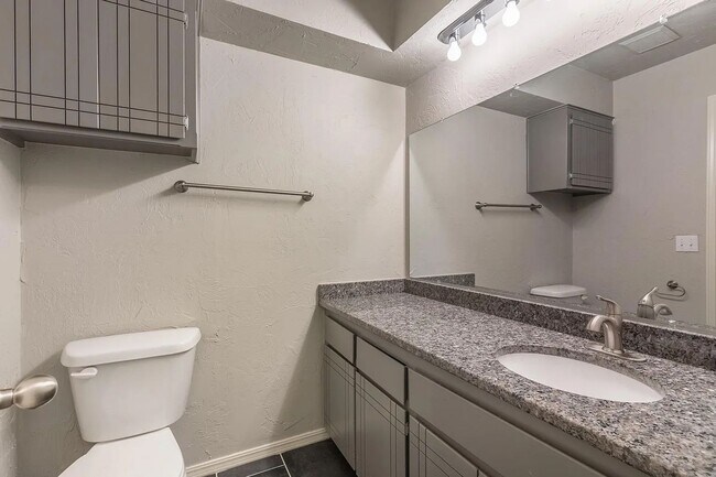 Building Photo - Beautiful 2BD/2.5 BTH Home Right off of NW Expressway and Shopping Areas