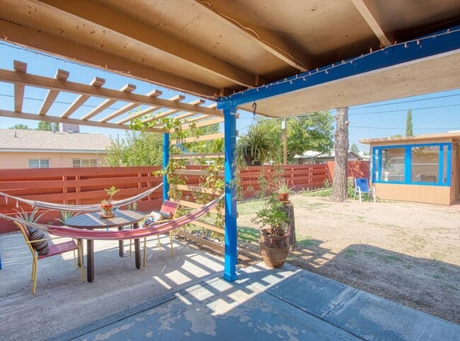 Building Photo - Clean and Spacious SFH downtown