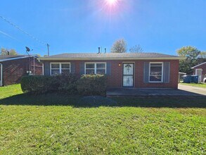 Building Photo - Newly Renovated 3 Bedroom Home – Modern Co...