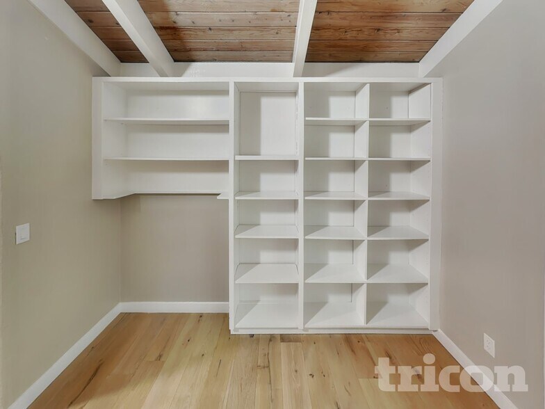 Building Photo - 1581 SW Woodland Terrace