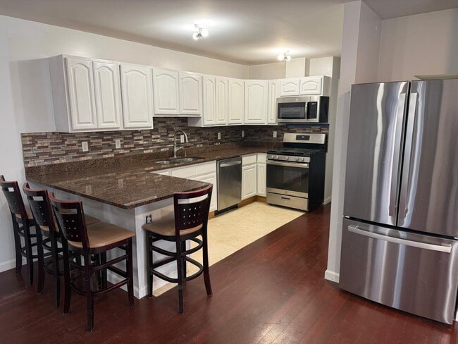 Building Photo - 183 Hutton St