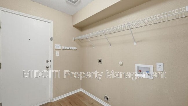 Building Photo - 2432 Medina Dr