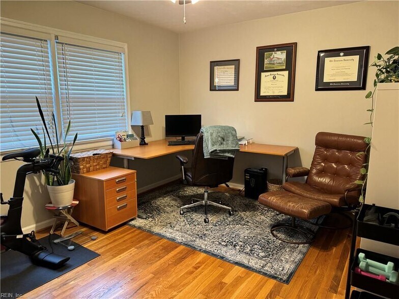 Building Photo - 3716 S Queensgrove Cir