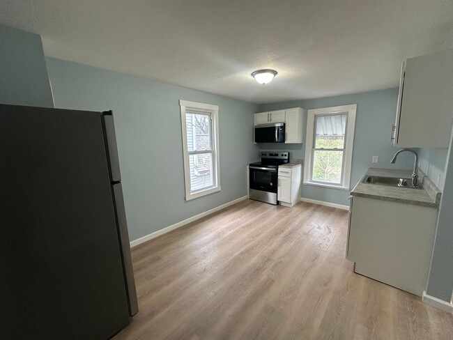 Building Photo - CHARMING, 1 BEDROOM UPPPER LEVEL DUPLEX