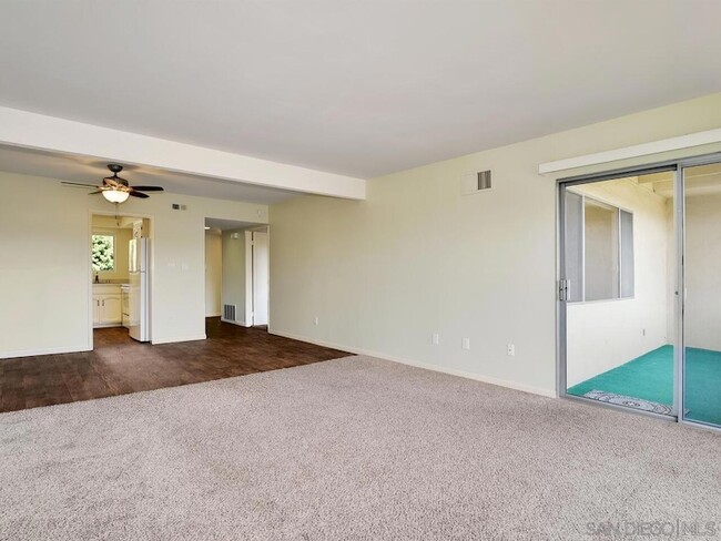 Building Photo - 6868 Hyde Park Dr