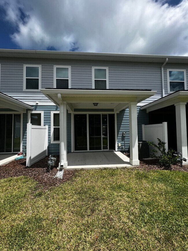 Building Photo - 3/2.5 Townhome in Holly Forest!