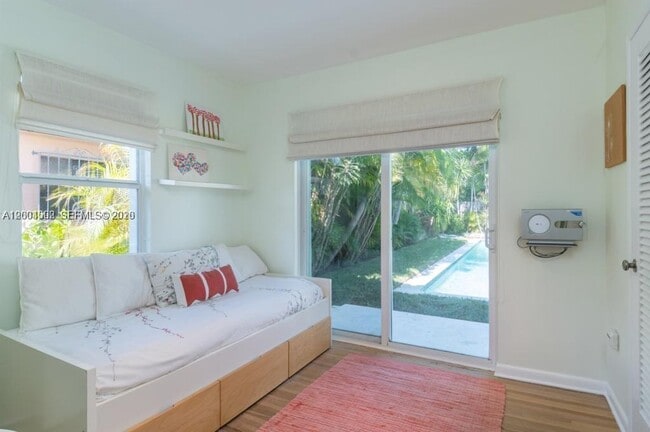 Building Photo - 1123 Bay Dr