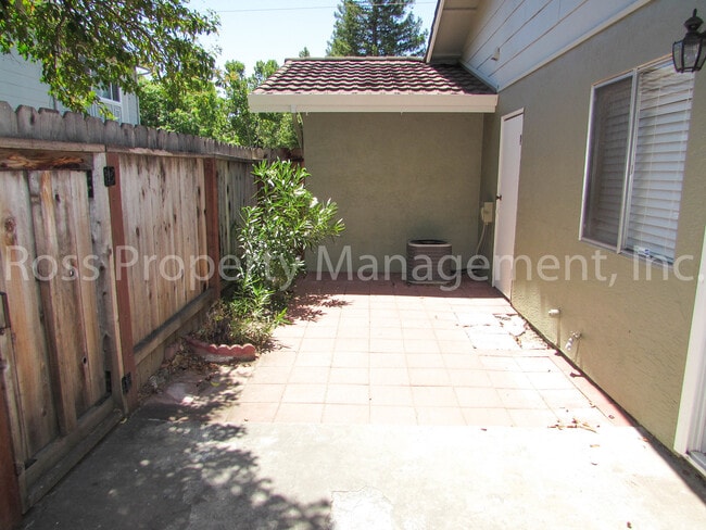 Building Photo - Great Pleasanton Location! Rare Single Story Townhome