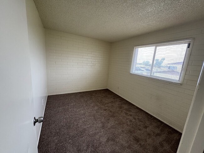 Building Photo - Maryvale 2br townhome