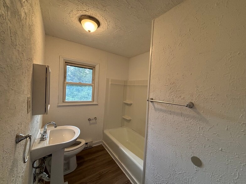 Building Photo - 103 Hanks St