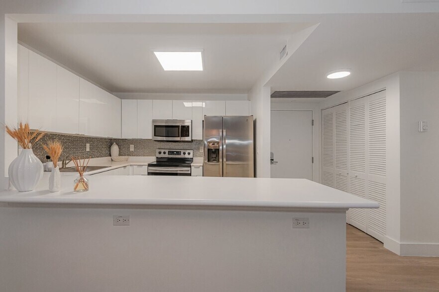 Building Photo - 2301 Collins Ave