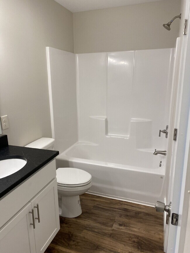Building Photo - 2 Bed/2.5 Bath Home for Rent in Weaverville, NC
