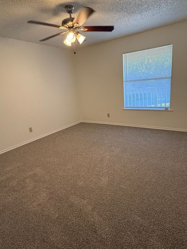 Building Photo - Move-in ready 1-bedroom, 1-bath condo in a...