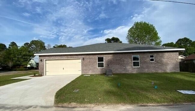Building Photo - 3-Bedroom Brick Home with Modern Finishes & Large Yard!