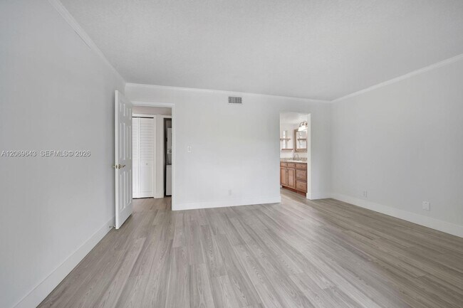 Building Photo - 185 Lakeview Dr