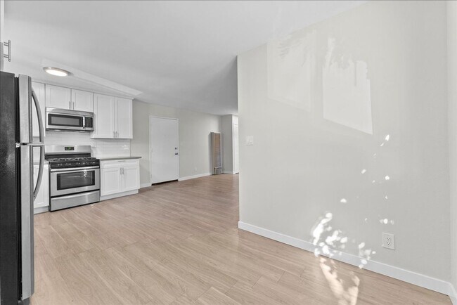 Building Photo - 631 E Elk Ave