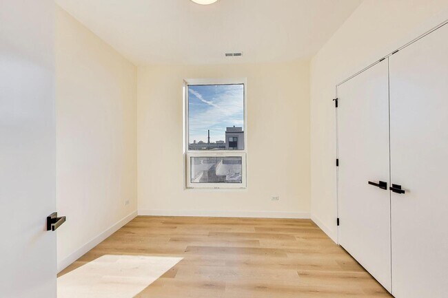 Building Photo - 1950 W Lawrence Ave