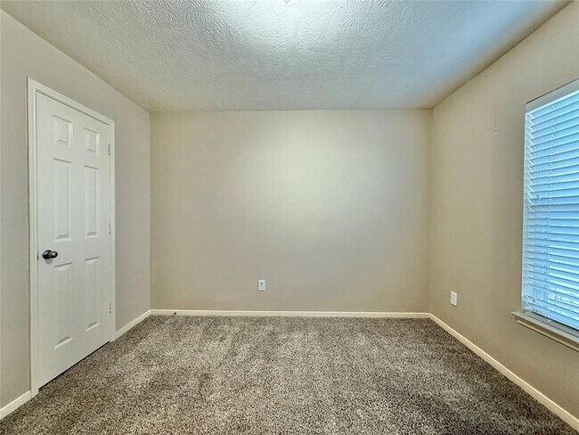 Building Photo - 25314 Oak Knot Dr