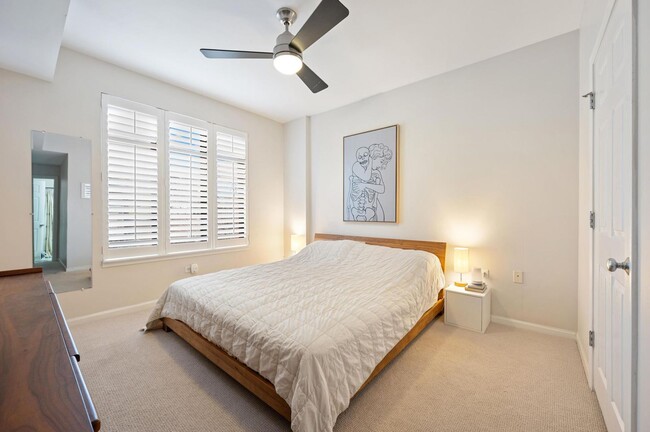 Building Photo - STUNNING 2BED/2BATH LARGE CORNER UNIT, GARAGE PARKING, HEAT, CABLE/INTERNET INCLUDED