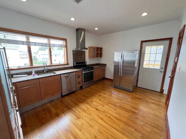 Building Photo - 42 Pinkham Rd