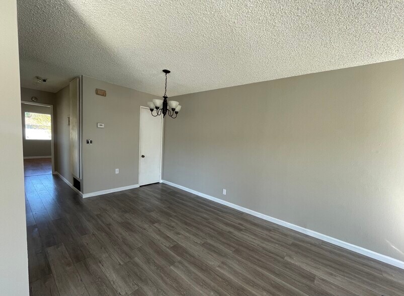 Building Photo - 28164 Robin Ave