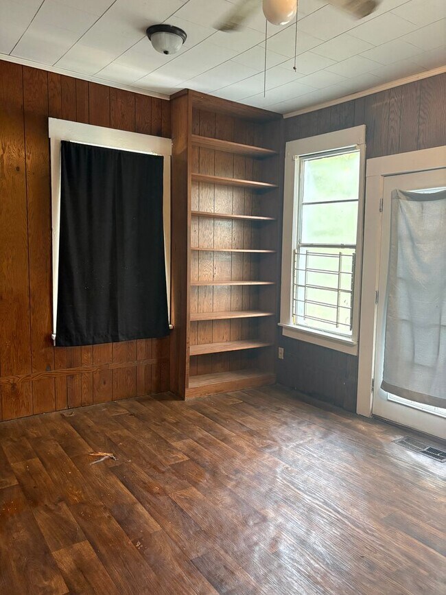 Building Photo - 533 Merrick St