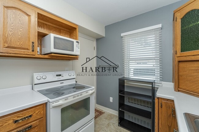 Building Photo - 10th Avenue SE Duplex
