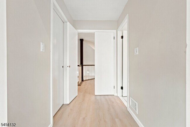 Building Photo - 703 Porter Way W