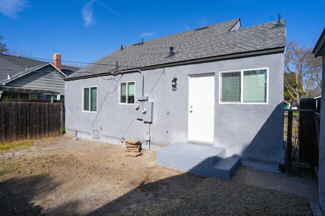 Building Photo - Newly renovated 1 Bedroom