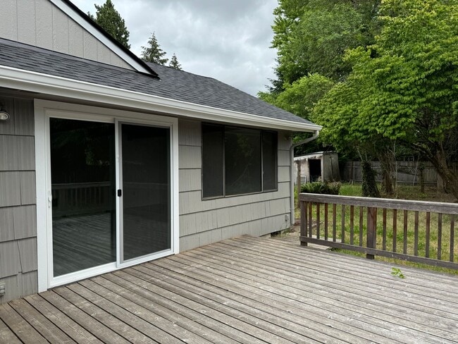 Building Photo - Beautiful 3 bedroom 1.5 bath house with a huge yard!