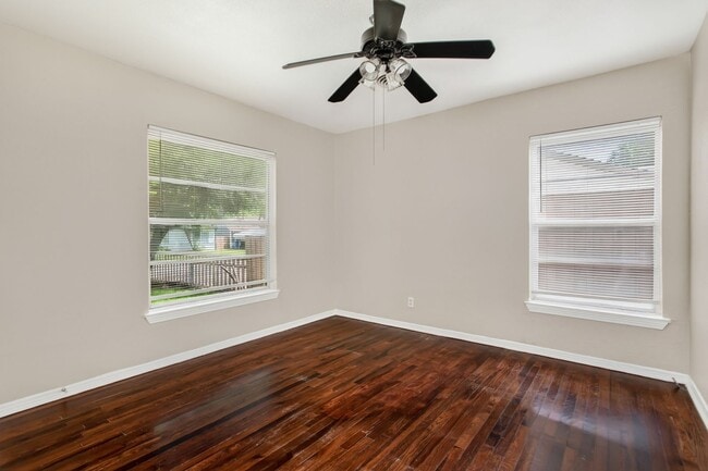 Building Photo - 2 Bedroom, 1 Bath House in Casa View!